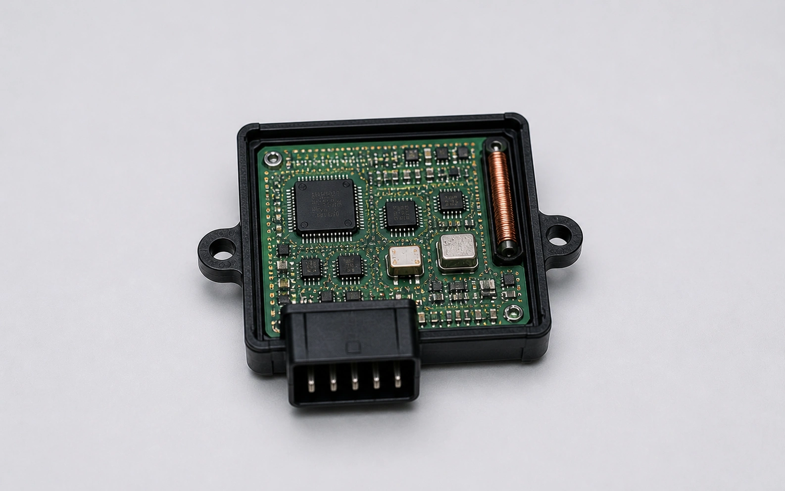Wegfahrsperre Immobilizer Modul mit Transponder-Elektronik auf hellem Arbeitstisch zur Prüfung